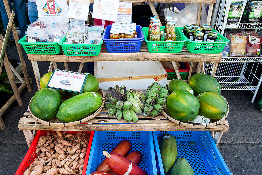 Hay mercados de productos orgánicos donde los productores independientes ponen a la venta sus hortalizas. ¡No dejes de buscar opciones! © Andri Tambunan / Greenpeace.