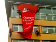 Reusachtig actie T-shirt aan hoofdkantoor Nike - Greenpeace Nederland -  Greenpeace Nederland