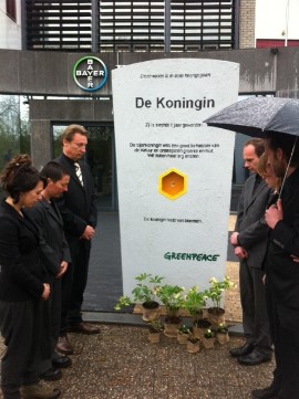 Bijzetting bijenkoningin kantoor Bayer in Mijdrecht