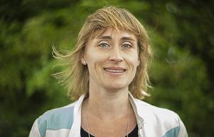 7 juli 2016. Portret van Anna SchoemakersAnna Schoemakers (1977) studeerde politicologie en werkte vijf jaar als directeur van het Klimaatverbond. In deze functie was zij verantwoordelijk voor campagnes en projecten. Meest in het oog springend is dat zij de Warmetruiendag bekend maakte, een Zonatlas en vervolgens een Gelders Energieakkoord introduceerde, waarmee gemeenten, burgers en bedrijven samen duurzame energie kunnen realiseren. Ook is ze zelfstandig ondernemer bij BabyBeGood, een bedrijf met een sterke nadruk op maatschappelijk verantwoord ondernemen