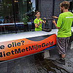 AMSTERDAM - Voor het kantoor van pensioenfonds ABP op de Zuidas in Amsterdam ligt een lekkende pijpleiding met de tekst Vuile olie, niet met mijn geld. Greenpeace wil dat ABP stopt met beleggen in teerzandolie. FOTO MARTEN VAN DIJL / GREENPEACE