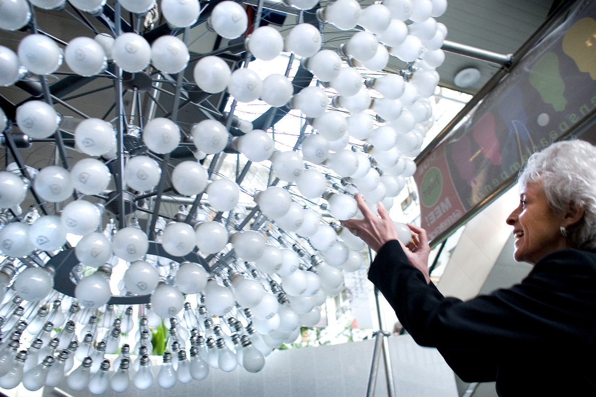 Low Energy Light Bulb Chandelier in The Hague . © Greenpeace / Joël van Houdt