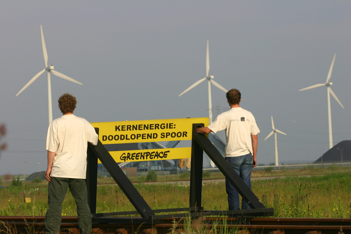 Nuclear Action Blocking Nuclear Waste Transport in Borssele . © Greenpeace / Philip Reynaers