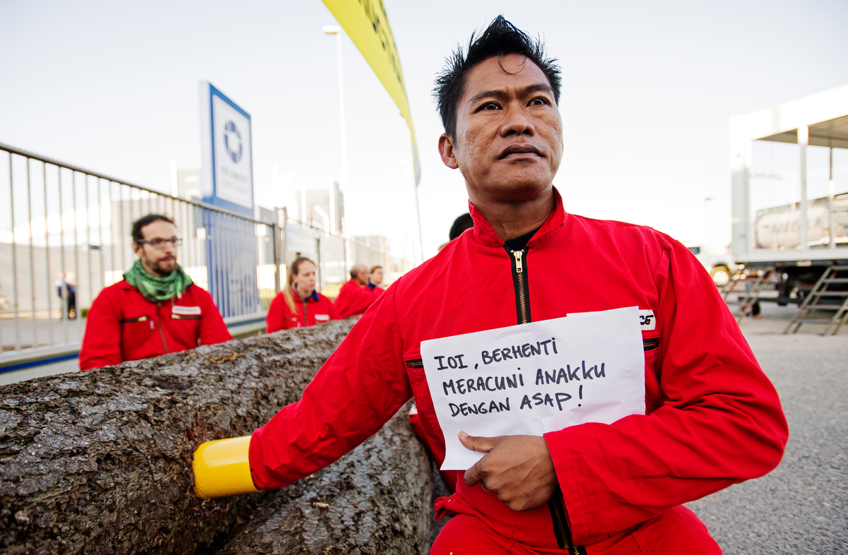 IOI Palm Oil Company Blockade in Rotterdam Harbour. © Marten  van Dijl / Greenpeace