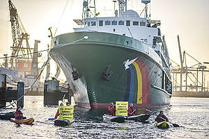 IOI Palm Oil Company Blockade in Rotterdam Harbour. © Joris van Gennip / Greenpeace