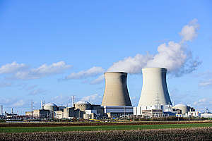 Doel Nuclear Power Plant in Belgium. © Bernd Arnold / Greenpeace