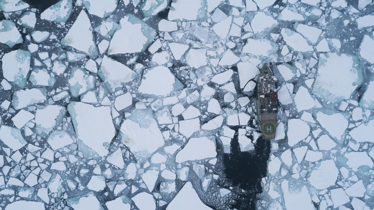 MY Arctic Sunrise in the Arctic. © Christian Åslund / Greenpeace