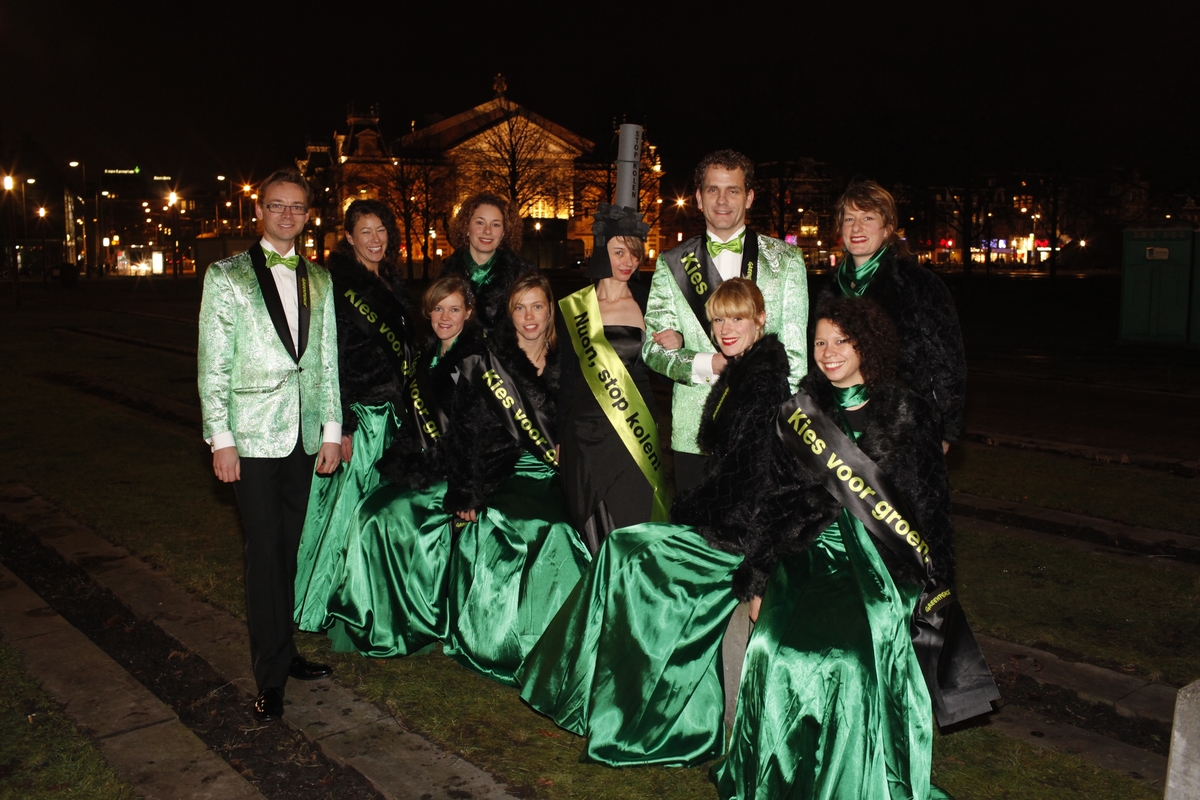 Klimaat en Energie actie bij het Nieuwjaarsconcert van Nuon in het Concertgebouw in Amsterdam. © Greenpeace / Bas Beentjes