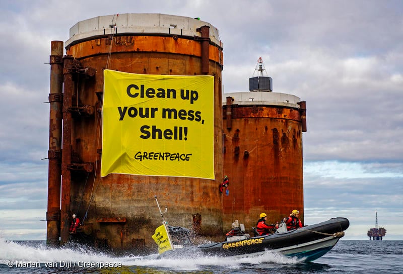 Foto van de actie van Greenpeace tegen Shell op de Noordzee vorig jaar. 