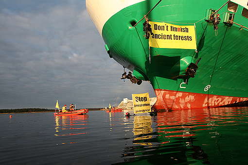 Activists with Banners - Forest Action Against Antares Freight Ship (Finland: 2007). © Greenpeace / Patrik Rastenberger