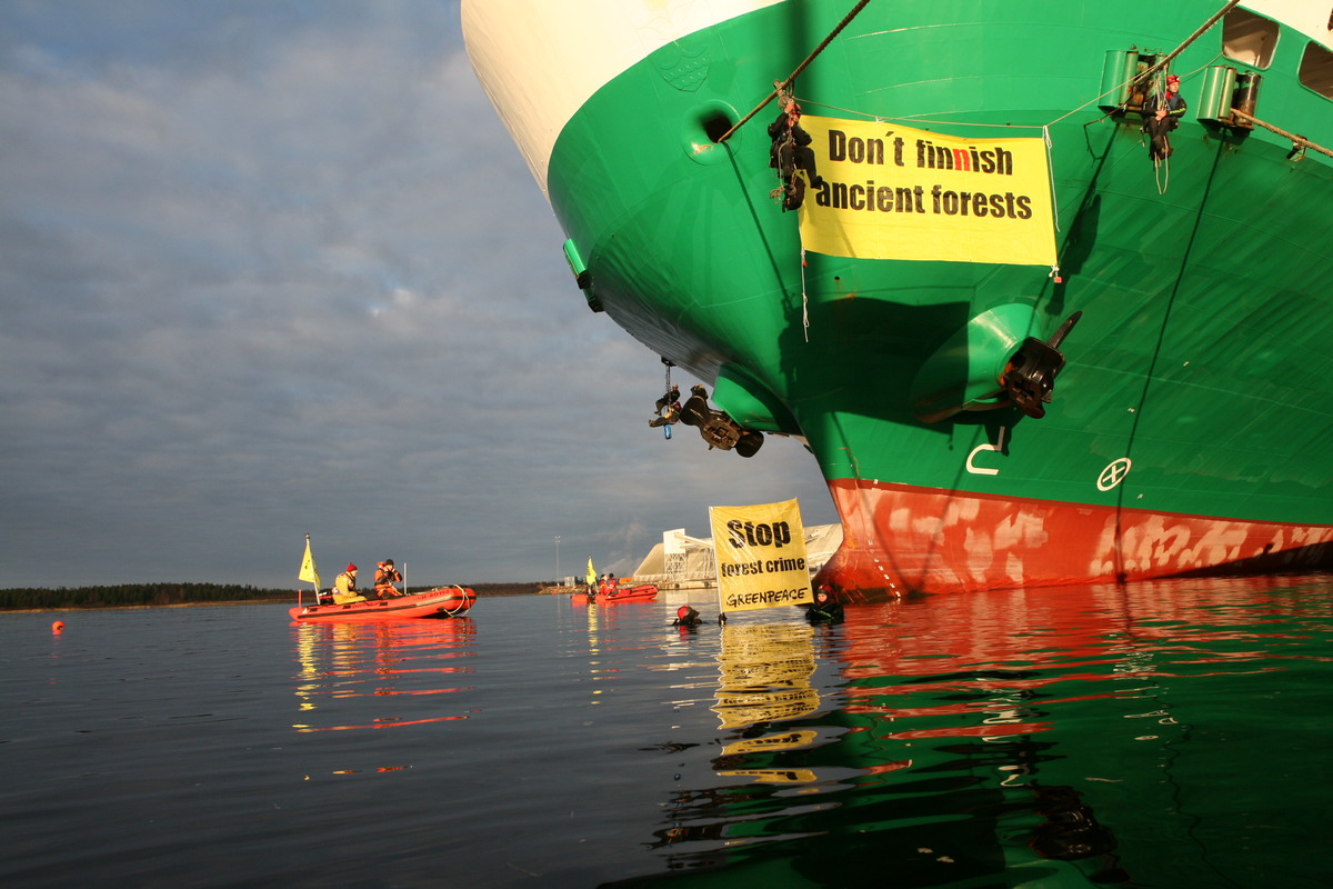 Activists with Banners - Forest Action Against Antares Freight Ship (Finland: 2007). © Greenpeace / Patrik Rastenberger