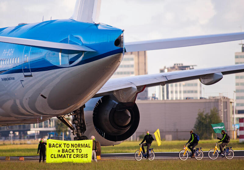 KLM is een grote vervuiler, verantwoordelijk voor vel CO2 uitstoot. 