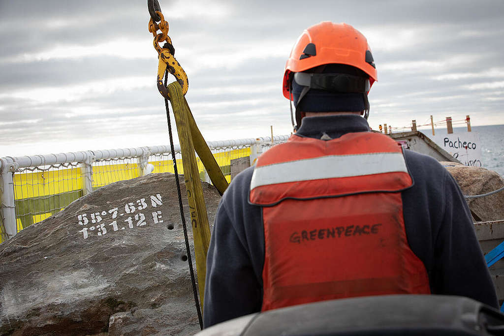 Boulder Placement  in the Dogger Bank in the North Sea. © Suzanne Plunkett / Greenpeace