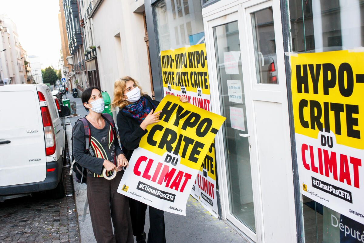 Poster Action Covering Parliamentary Offices in Paris. © Jérémie Jung / Greenpeace