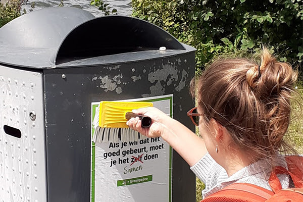 Stoomcursus stickers & posters plakken Greenpeace Nederland - Greenpeace Nederland