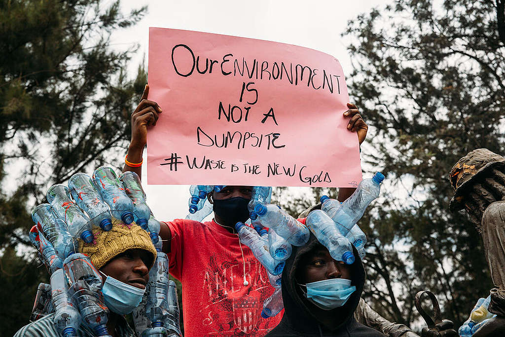 Mensen tijdens een protest tegen plastic afval om de klimaatcrisis tegen te gaan © Greenpeace / Paul Basweti