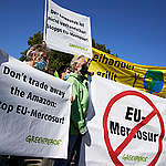 On the occasion of a meeting of EU trade ministers in Berlin, Greenpeace activists are protesting together with the "Berlin Network TTIP | CETA | Stop TiSA!". They are protesting against neoliberal free trade agreements such as the Mercosur-agreement and under the motto "Free trade agreements in the garbage can!".
Anlaesslich eines EU-Handelministertreffen in Berlin protestieren Greenpeace Aktive gemeinsam mit dem Berliner Netzwerk "TTIP | CETA | TiSA stoppen!". Sie protestieren gegen neoliberale Freihandelsabkommen wie das Mercosur-Abkommen und unter dem Motto „Freihandelsabkommen in die Tonne!“.