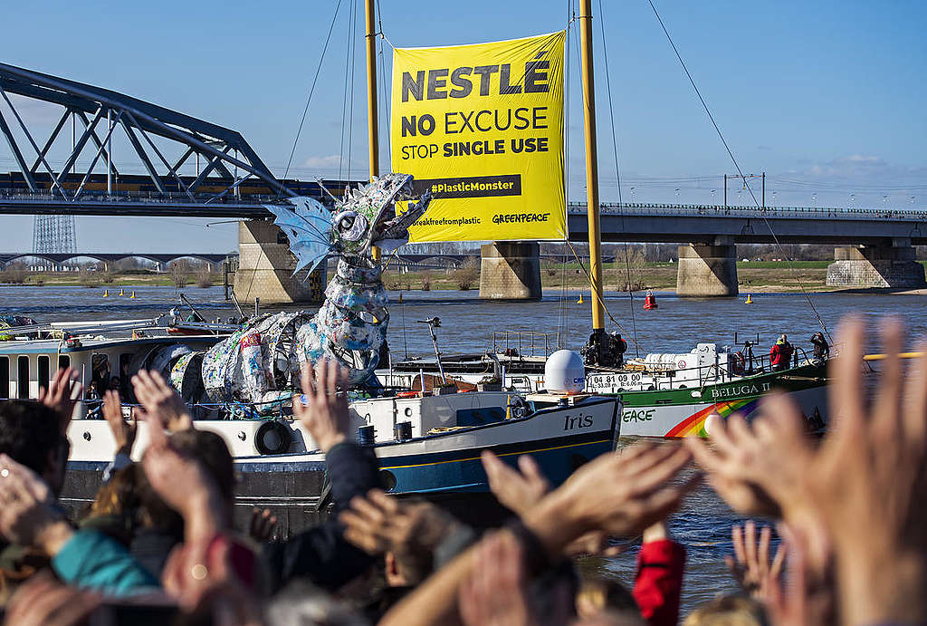 Plastic monster gemaakt van afval tijdens het Plastival in Nijmegen. © Marten  van Dijl / Greenpeace