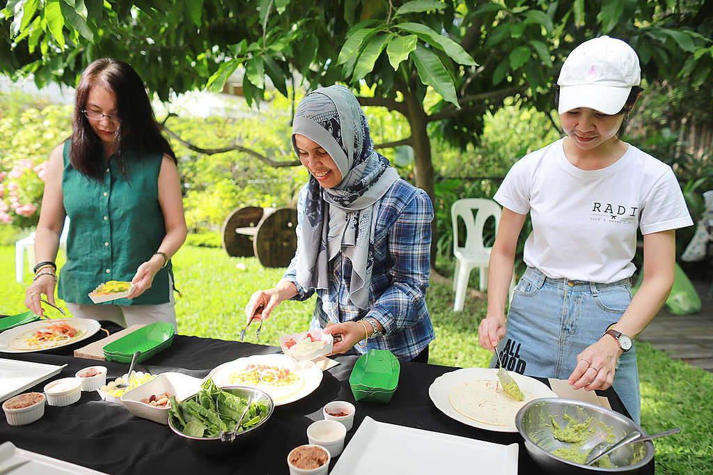 Drie dames krijgen een workshop om een vegetarisch menu samen te stellen. © Wason Wanichakorn / Greenpeace