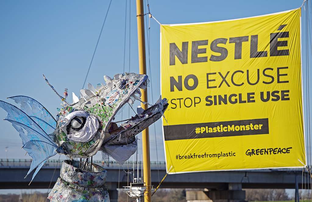 Monster gemaakt van wegwerpplastic tijdens het Plastival in Nijmegen.