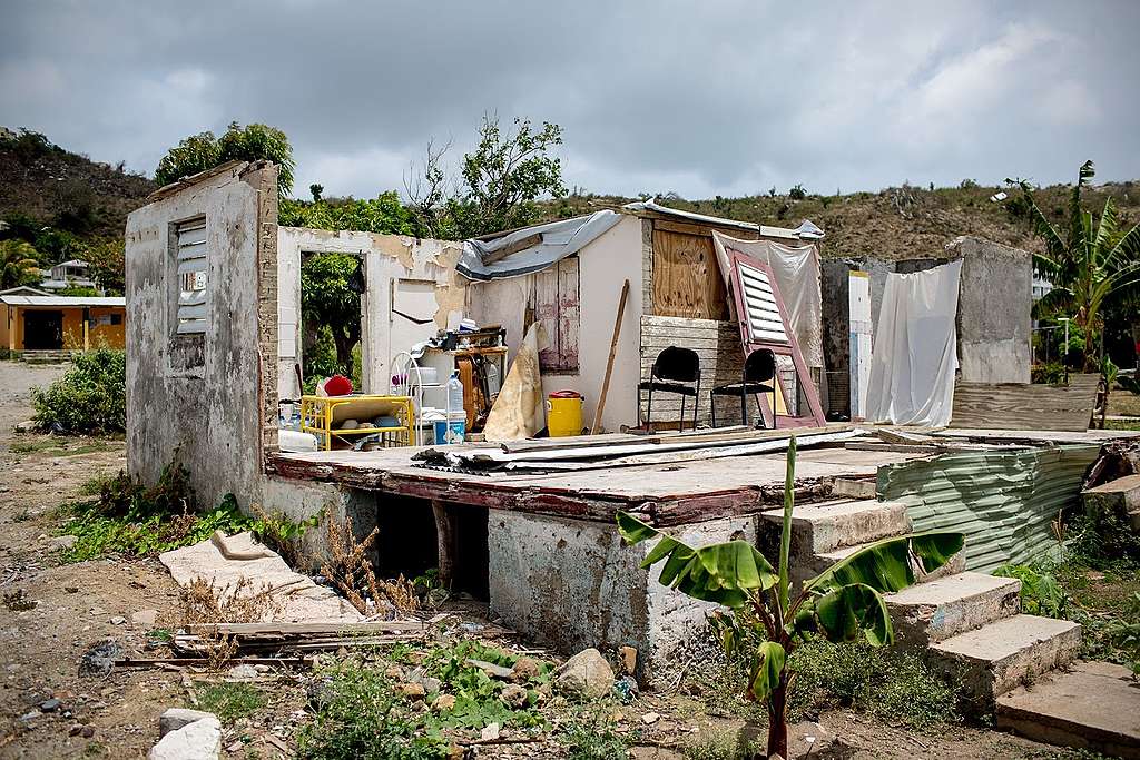 Foto beschadigd huis met stoelen in het midden