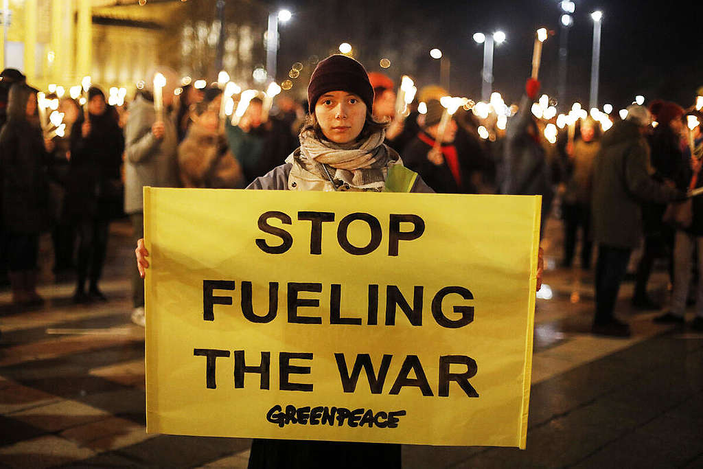 Actievoerder in Hongarije protesteert tegen de oorlog van Rusland in Oekraïne met een spandoek.