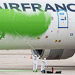 Greenpeace France activists paint a plane green to denounce French government's greenwashing on the topic of air transportation.
Taking Minister of Transportation Jean-Baptiste Djebbari at his word, they demonstrate green planes are not the solution to solve air traffic's impact on climate.
Des activistes peignent un avion en vert pour dénoncer le greenwashing du gouvernement français à propos du secteur aérien.
Prenant le Ministre des Transports Jean-Baptiste Djebbari au mot, ils démontrent qu'il ne suffit pas que l'avion vert est une fausse solution pour régler le problème de l'impact du secteur aérien sur le climat.