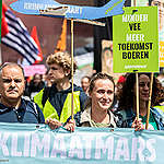 Thousands of people take to the streets of Rotterdam, the Netherlands, in the Climate March to demand greener and fairer climate policy. After 40,000 people marched for the climate in 2021 in the Dutch capital of Amsterdam, the protest now comes to Rotterdam, the Netherlands' second biggest city and home to one of Europe’s largest ports for fossil fuels.
Duizenden mensen lopen mee met de Klimaatmars in het centrum van Rotterdam om een groener en rechtvaardiger klimaatbeleid te eisen. Na de mars in 2021 in Amsterdam, waar 40.000 mensen de straat opgingen, is het protest nu in de tweede stad van Nederland met een van de grootste fossiele havens van Europa.