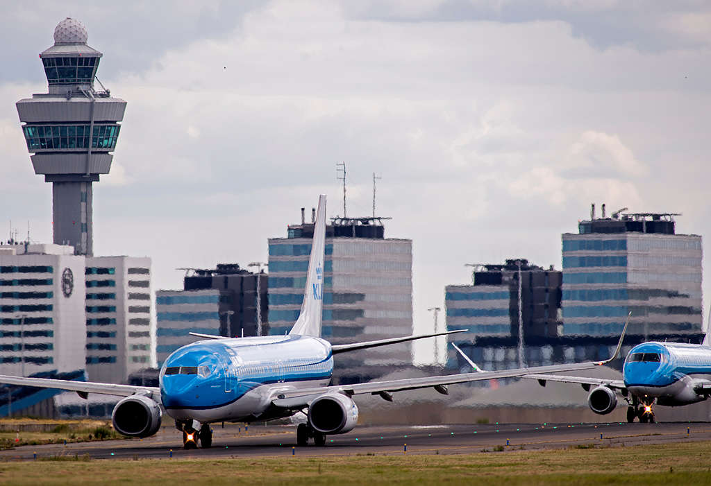 Luchtvaart - KLM vliegtuig stijgt op op Schiphol. 