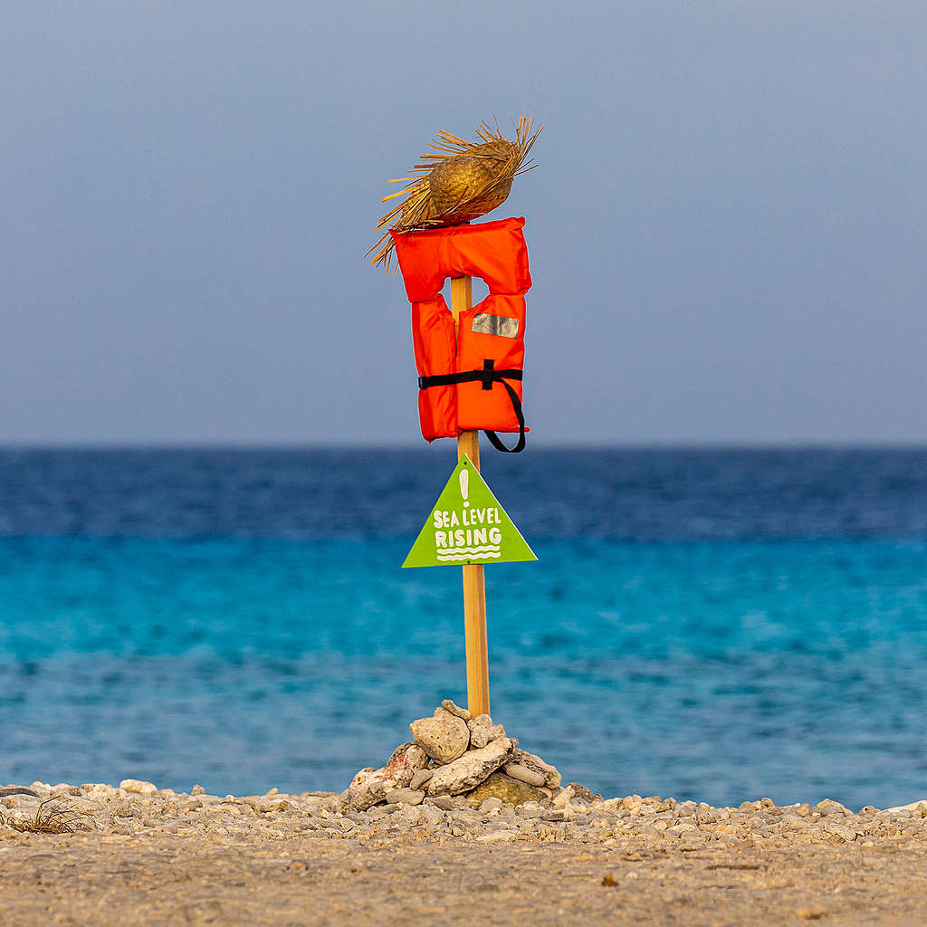 Zwemvest aan paal, Greenpeace vraagt aandacht voor klimaatverandering op Bonaire