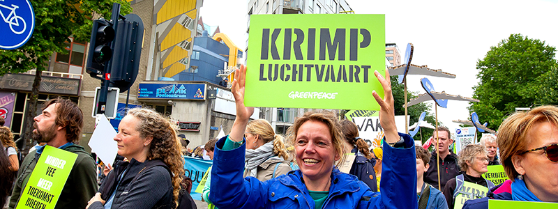 Schiphol moet krimpen. Protestbord 'Krimp luchtvaart'
