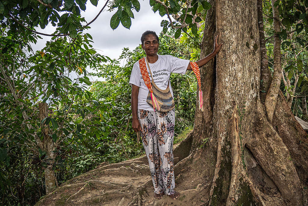 Activist Rosita uit Jayapura, leunend tegen een boom. Inheemse volken leven in balans met de natuur. 