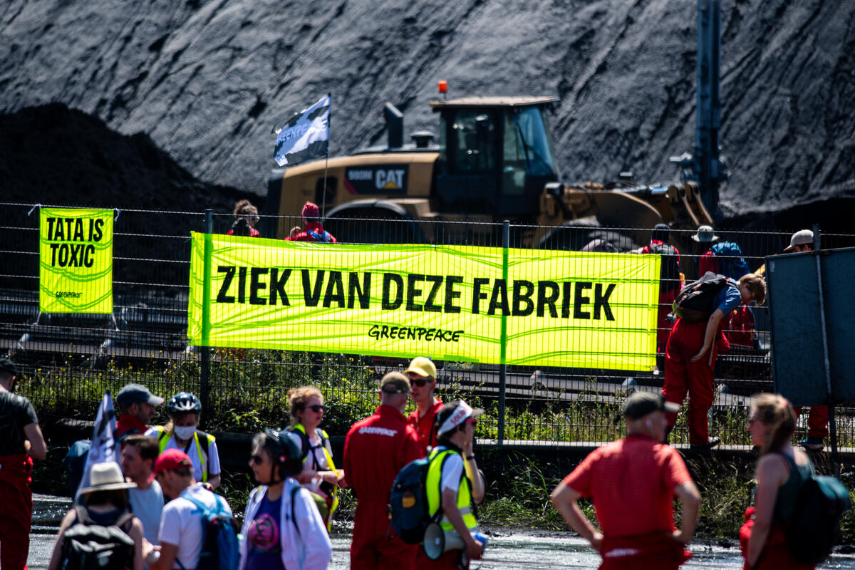 Protest against the Pollution of the Tata Steel Factory in the Netherlands. © Marten  van Dijl / Greenpeace