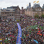 Crowds in Amsterdam's Dam Square during one of the Dutch capital's largest ever climate marches, where an estimated 40,000 people took part in coordination with climate events all over the world, including in Glasgow, where the COP26 climate conference is taking place.
Op 6 november 2021 vind de grootste klimaatmars ooit plaats in Amsterdam. Een coalitie samenwerking bestaande uit 11 organisaties en 109 partners. Met een mega groot spandoek van 55 meter lang waarop de namen staan van de mensen die druk willen uitoefenen op de politiek, lopen we door de straten van Amsterdam richting het Westerpark.