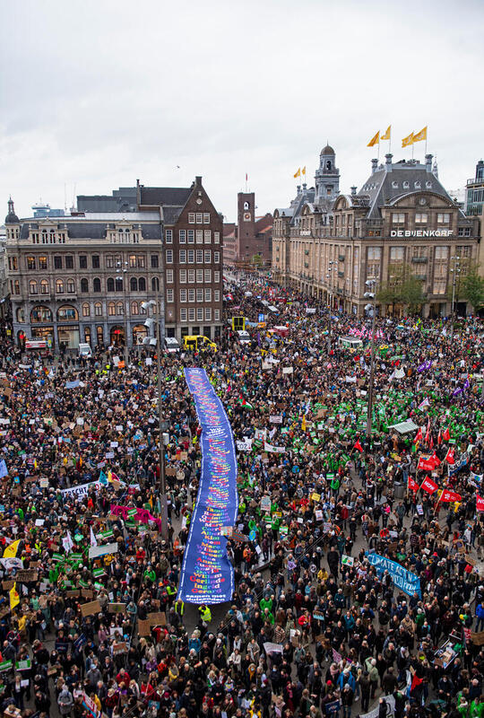 Dam podium van mars voor Klimaat en Rechtvaardigheid op 12 november