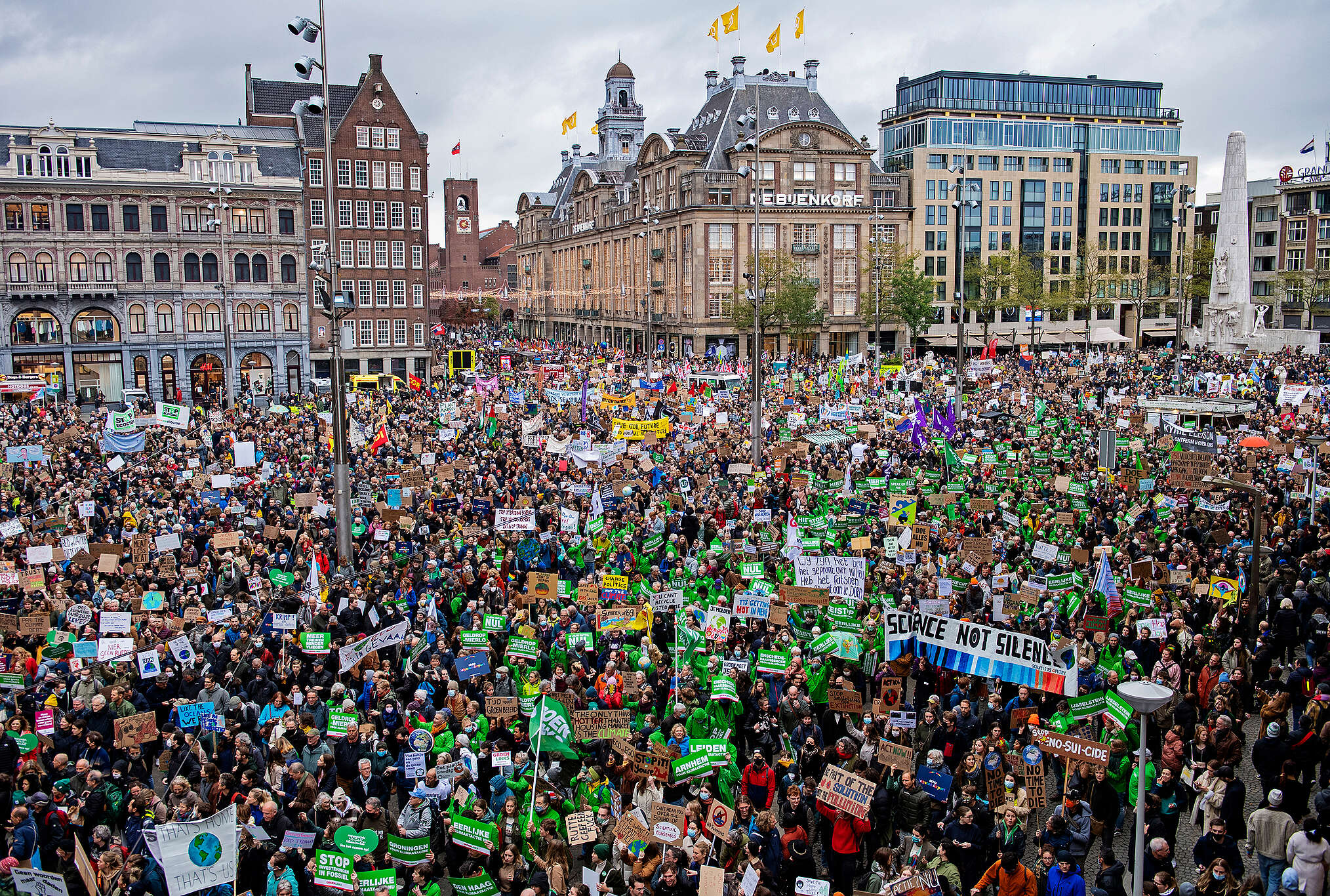Mensen demonstreren tijdens de Klimaatmars op de Dam in Amsterdam"