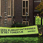 Spontane actie van Greenpeace activisten na de overwinning van Geert Wilders bij de tweede kamerverkiezingen.