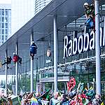 Greenpeace Nederland & Extinction Rebellion komen vreedzaam in actie tegen het verwoestende landbouwbeleid van Rabobank. In Utrecht blokkeren honderden activisten de ingangen van het hoofdkantoor en is er een demonstratie met podium-programma met verschillende sprekers. Greenpeace Nederland & Extinction Rebellion willen dat de bank stopt met het financieren van industriële landbouw die leidt tot boeren- en dierenleed en natuurverwoesting en bovendien betaalt voor de aangerichte schade.