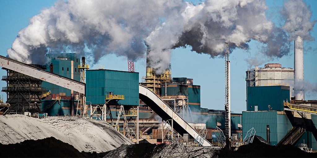 Rook uit de schoorstenen van de staalfabriek van Tata Steel.