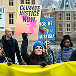 Eight people from Bonaire, together with Greenpeace Netherlands, are suing the Dutch State. Bonaire is one of the Dutch municipalities hit hardest by climate change. They argue that their human rights are being violated because the State is doing far too little to protect the inhabitants of the special Dutch municipality from the effects of climate change.
Here we see Marieke Vellekoop director of Greenpeace the Netherlands.
Acht mensen van Bonaire klagen samen met Greenpeace Nederland de Nederlandse Staat aan.
Bonaire is een van de Nederlandse gemeenten die het hardst geraakt wordt door klimaatverandering.
Ze betogen dat hun mensenrechten geschonden worden, omdat de Staat veel te weinig doet om de
inwoners van de bijzondere Nederlandse gemeente te beschermen tegen de gevolgen van
klimaatverandering.
Hier zien we Marieke Vellekoop, directeur van Greenpeace Nederland.