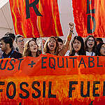 Klimaatactivisten eisen een einde aan fossiele brandstoffen tijdens de VN-Klimaattop in Dubai in december 2023.