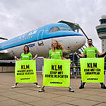 KLM is the largest and most polluting airline in the Netherlands. That is why Greenpeace Netherlands calls on KLM to take responsibility and take real action for the climate and our future. Stop short flights and make a reduction plan.
KLM is de grootste en meest vervuilende luchtvaartmaatschappij van Nederland. Daarom roept Greenpeace KLM op om verantwoordelijkheid te nemen en échte actie te ondernemen voor het klimaat en onze toekomst. Stop met korte vluchten en maak een krimpplan.