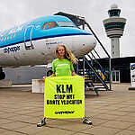 KLM is the largest and most polluting airline in the Netherlands. That is why Greenpeace Netherlands calls on KLM to take responsibility and take real action for the climate and our future. Stop short flights and make a reduction plan.
KLM is de grootste en meest vervuilende luchtvaartmaatschappij van Nederland. Daarom roept Greenpeace KLM op om verantwoordelijkheid te nemen en échte actie te ondernemen voor het klimaat en onze toekomst. Stop met korte vluchten en maak een krimpplan.