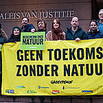 On Wednesday 22 January 2025, the court in The Hague will rule in the main proceedings that Greenpeace Netherlands has initiated against the Dutch State. Due to excessive nitrogen emissions, the most vulnerable nature in the Netherlands is in danger of being irreparably damaged or even disappearing. Greenpeace demands that the State drastically reduce nitrogen emissions.

Greenpeace employees stand in front of the Palace of Justice in The Hague holding a banner reading ‘No Future Without Nature’ and green signs reading ‘Protect our nature’.
Op woensdag 22 januari 2025 doet de rechtbank in Den Haag uitspraak in de
bodemprocedure, die Greenpeace Nederland heeft aangespannen tegen de Nederlandse Staat. Door te hoge stikstofuitstoot dreigt de meest kwetsbare natuur in Nederland onherstelbaar beschadigd te raken of zelfs te verdwijnen. Greenpeace eist dat de Staat de stikstofuitstoot drastisch terugdringt., Rechtbank doet uitspraak in de bodemprocedure van Greenpeace Nederland tegen de Staat om stikstof aanpak.

Medewerkers van Greenpeace staan voor het Paleis van Justitie in Den Haag en houden een banner vast met de tekst ‘Geen Toekomst Zonder Natuur’ en groene bordjes met de tekst ‘Bescherm onze natuur’.