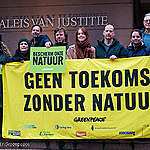 The court ruled on Wednesday 22 January in the case Greenpeace Netherlands brought against the government for its flawed nitrogen approach in the Netherlands. The court ruled that nature has been proven to have deteriorated, and the State must comply with its own law. That means the State must bring 50% of nitrogen-sensitive nature below the relevant KDW (critical deposition value) by 2030, prioritising the most urgent nature types.

Greenpeace employees stand in front of the Palace of Justice in The Hague holding a banner reading ‘No Future Without Nature’ and green signs reading ‘Protect our nature’.
Op woensdag 22 januari 2025 doet de rechtbank in Den Haag uitspraak in de
De rechtbank heeft op woensdag 22 januari uitspraak gedaan in de zaak die Greenpeace Nederland aanspande tegen de overheid vanwege de gebrekkige stikstofaanpak in Nederland. De rechtbank oordeelt dat de natuur bewezen is verslechterd, en de Staat zich aan zijn eigen wet moet houden. Dat betekent dat de Staat in 2030 50% van de stikstofgevoelige natuur onder de betreffende KDW (kritische depositiewaarde) moet brengen, met prioriteit voor de meest urgente natuurtypen. 

Medewerkers van Greenpeace staan voor het Paleis van Justitie in Den Haag en houden een banner vast met de tekst ‘Geen Toekomst Zonder Natuur’ en groene bordjes met de tekst ‘Bescherm onze natuur’.