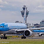 A KLM airplane taking off at Schiphol Airport.
Opstijgende vliegtuigen bij Schiphol Airport.
