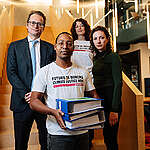 Greenpeace Netherlands and lawyers of Kennedy van der Laan are ready to file their written response to the State’s defense in the Bonaire Climate Case.

Pictured are (from left to right): lawyer Michael Bacon, community mobiliser Churmer Bomba, legal campaigner Cosima Carta and lawyer Minke de Haan.
Greenpeace Nederland en advocaten van Kennedy van der Laan zijn klaar om de repliek in te dienen bij de rechtbank. Hiermee wordt het verweer van de Staat schriftelijk weerlegd in de klimaatzaak Bonaire.

Op de foto zien we (van links naar rechts): advocaat Michael Bacon, community mobiliser Churmer Bomba, legal campaigner Cosima Carta en advocaat Minke de Haan.