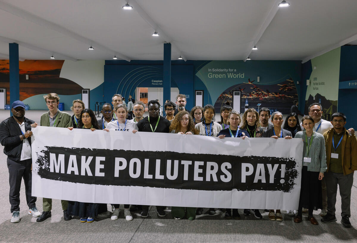 Make Polluters Pay Banner at COP29 in Baku. © Marie Jacquemin / Greenpeace