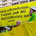 Greenpeace Netherlands activists climbed onto the roof of the new Dutch Parliament buildings in The Hague to demand drastic measures to tackle the nature crisis. The Netherlands has been violating European nature conservation laws for years with its extremely high emissions of nitrogen, which end up deposited in nature.
Actievoerders van Greenpeace zijn vanochtend op het dak van de nieuwe Tweede Kamer in Den Haag geklommen om drastische maatregelen tegen de natuurcrisis af te dwingen. Nederland schendt al jaren de Europese natuurbeschermingswetten door de extreem hoge uitstoot van stikstof die neerslaat in de natuur. Greenpeace roept de politiek op om nu met oplossingen te komen om de natuurcrisis serieus aan te pakken. De, Actievoerders van Greenpeace klimmen op Tweede Kamer-gebouw.