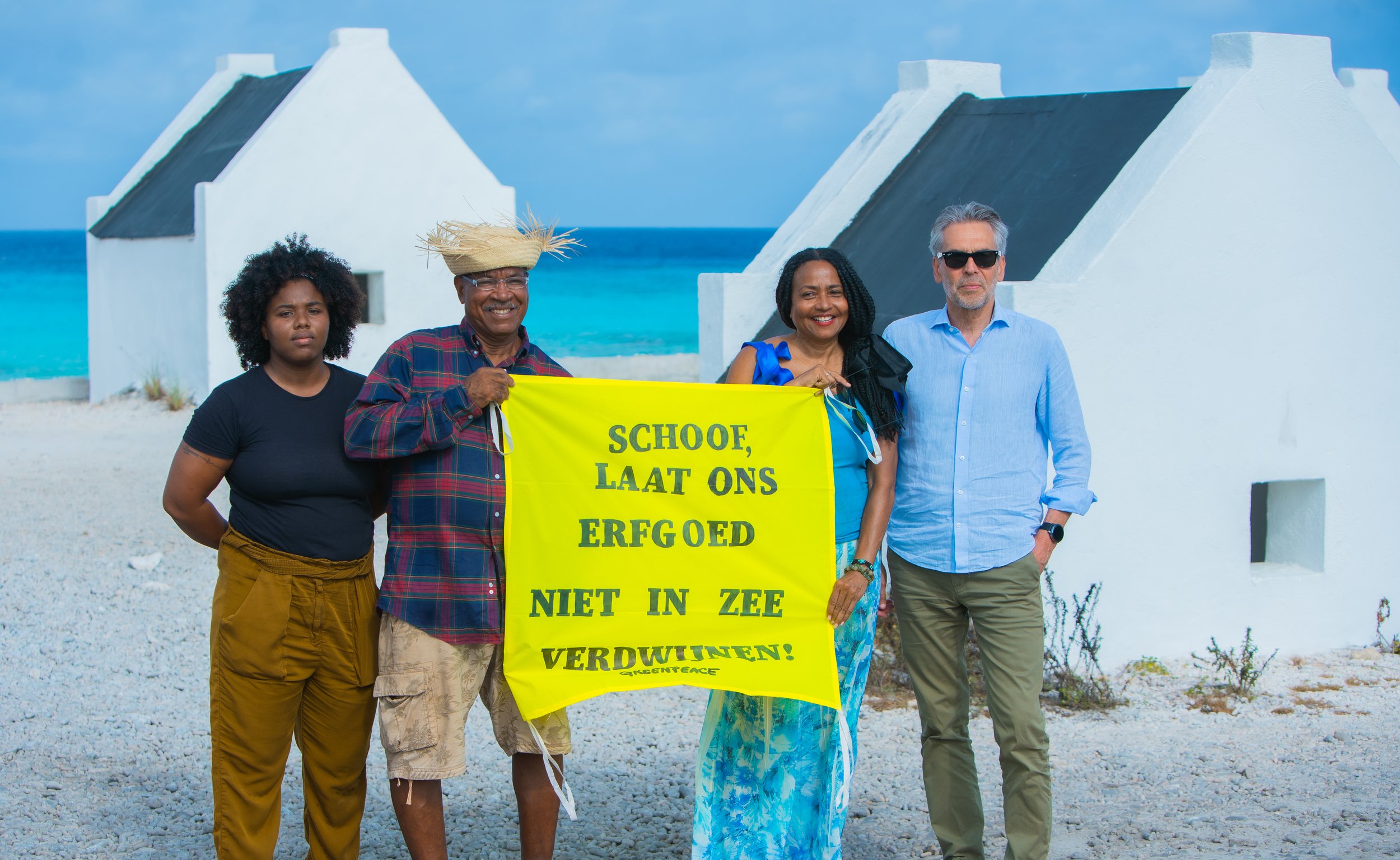 Eisers Klimaatzaak confronteren Schoof bij slavenhutjes tijdens bezoek Bonaire